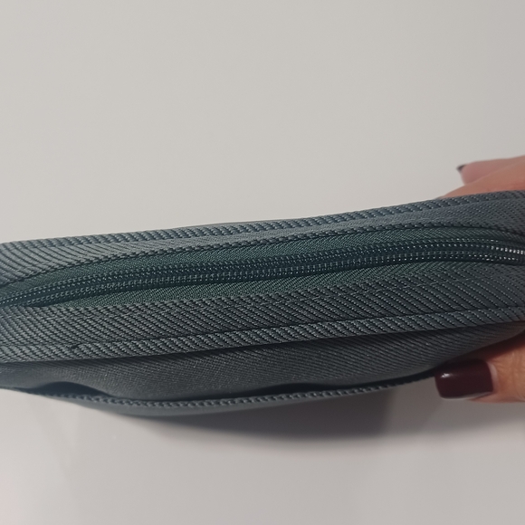 United Airlines Business First Toiletry Bag - Picture 2 of 5